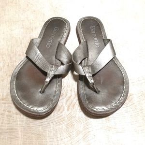 Bernardo Sandals Flip Flop Metallic Size 6